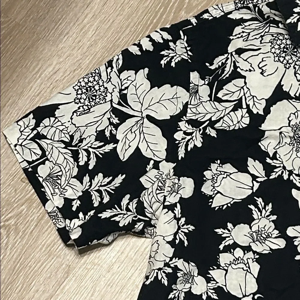 Old Navy Black and White Floral Button Down Men’s Shirt